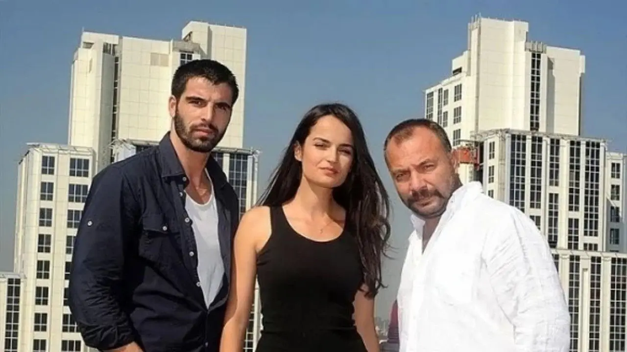 صورة الغلاف العريضة لمسلسل اضنالي بجودة عالية.