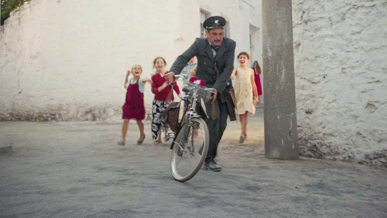 صورة الغلاف العريضة لفيلم ها قد أتى ساعي البريد